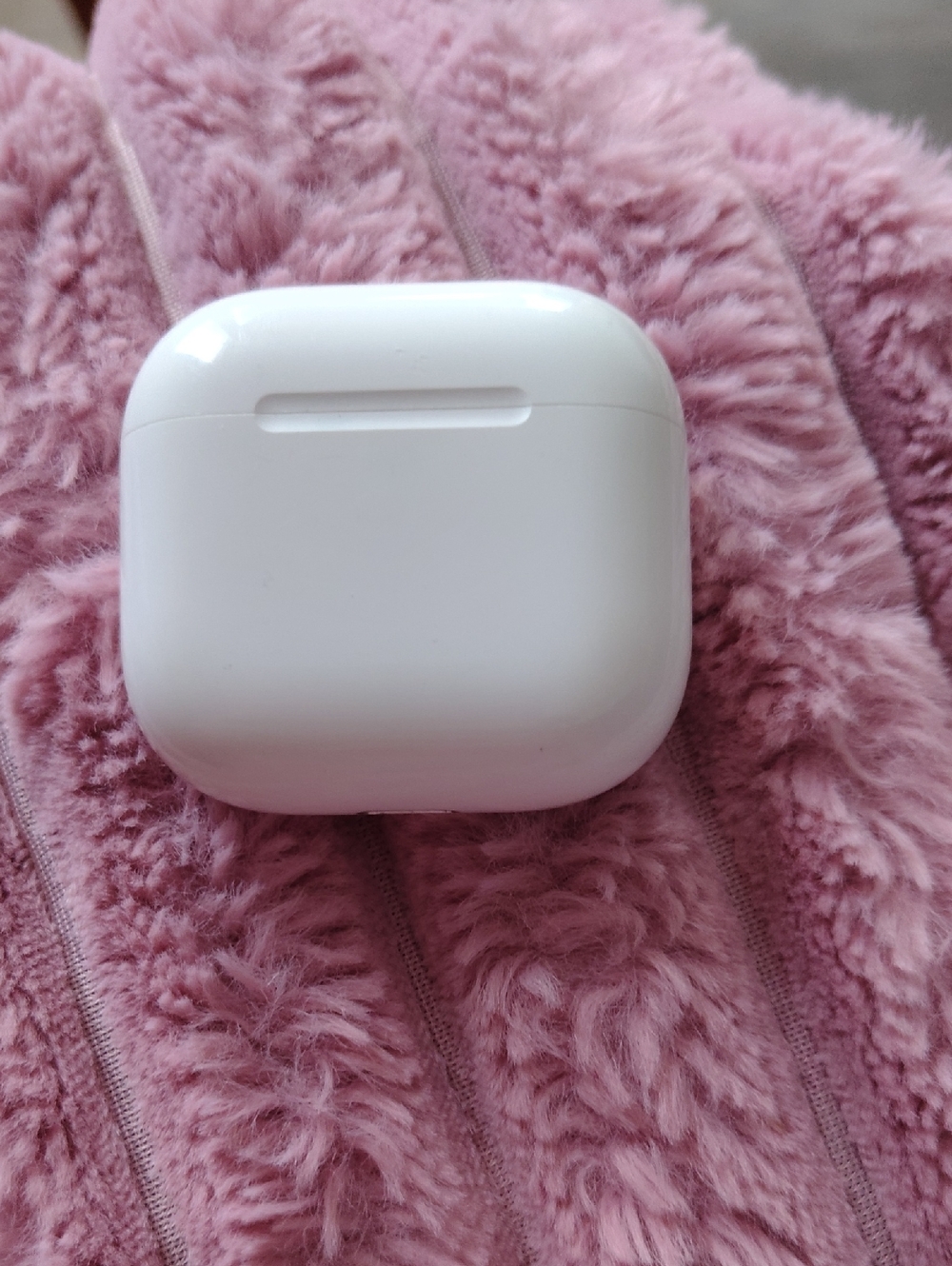 Apple White Wireless Earbuds Charging Case